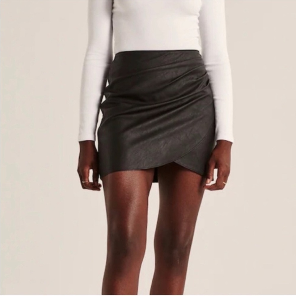 Abercrombie & Fitch Black Vegan Leather Side
Pleats Tulip Cut Mini Skirt SZ S